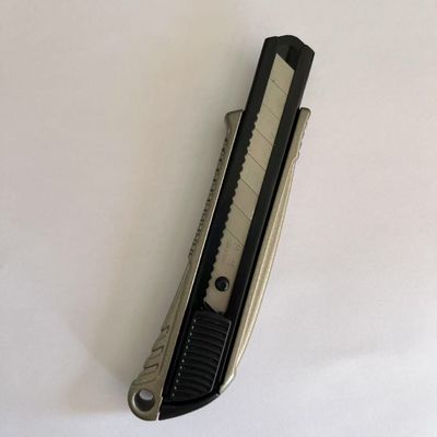 satın al Kilitleme Mekanizmalı 18mm Maket Bıçağı L704 Alet Pürüzsüz ve Güvenli Kesim İçin Çevrimiçi üretim
