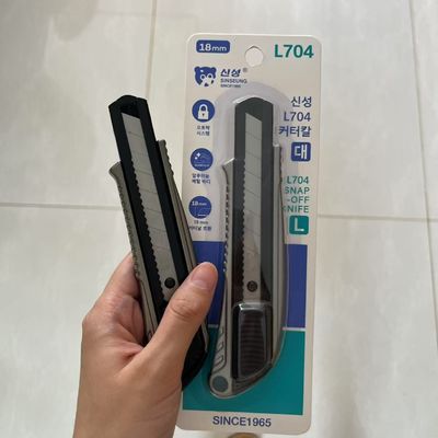 satın al 100 mm bıçak uzunluğu ve dayanıklı alüminyum SK2 bıçağı olan kullanışlı 18 mm kullanım bıçağı L704 Çevrimiçi üretim