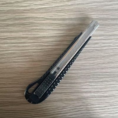 Siyah bıçak vücudu ve kırmızı kuyruk SK2 çelikten yapılmış kesilebilir bıçak tipi