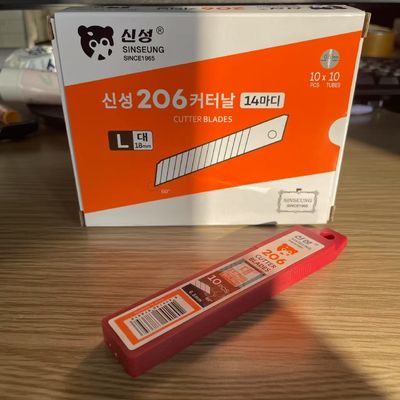 Ağır Hizmet Tipi Dayanıklı Kesme Genişliği 18mm Kırılabilir Bıçaklar Segment Sayısı 15 Renk Gümüş