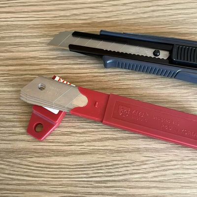 Çeşitli kesme görevleri için uygun ve kullanımına bağlı olarak değişen 18 mm bıçaklı çakmaklar