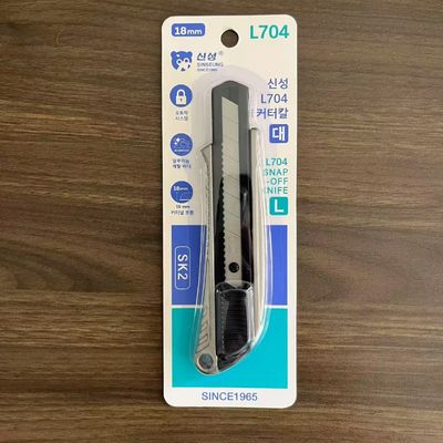 Çok yönlü çok fonksiyonel duvar tahtası bıçağı, bıçağın uzunluğu 100 mm. Kara sap ve kırmızı kuyruk.