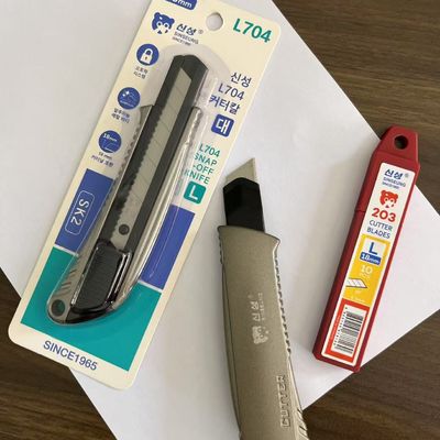 Kaymayı Önleyici Tutuşlu 18mm Maket Bıçağı Bıçağı Koruması Güvenli Kullanım İçin 1 Maket Bıçağı Dahil